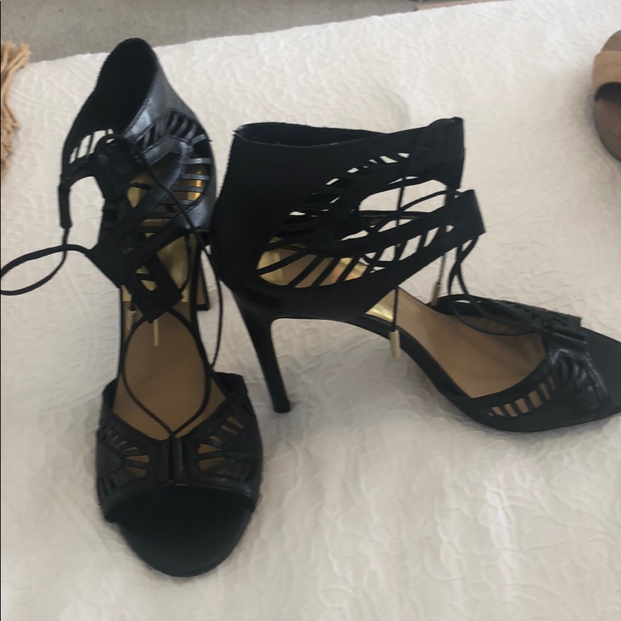 Black Tie Pumps